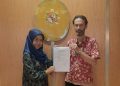 Pembina YPPRI Leny Dessy E. Siregar dan Sekretaris Ted Hilbert memegang Tanda Terima permohonan uji materiil