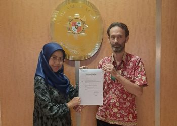 Pembina YPPRI Leny Dessy E. Siregar dan Sekretaris Ted Hilbert memegang Tanda Terima permohonan uji materiil